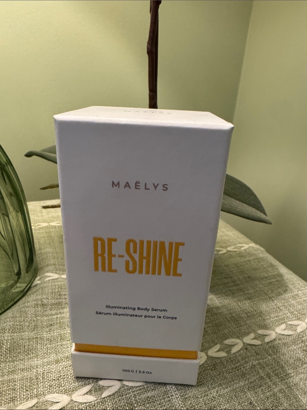 MAËLYS RE-SHINE Illuminating Body Serum - White & Yellow Packaging